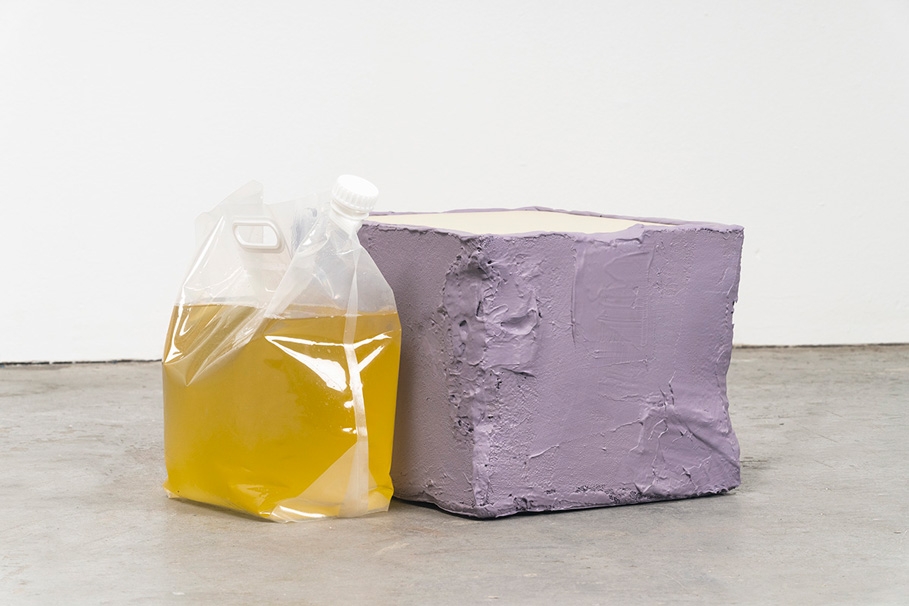(Left) Shahryar Nashat, Untitled, 2021, plastic container and urine, 13 x 6 x 11 inches (33 x 15.2 x 27.9 cm)
(Right) Shahryar Nashat, Untitled, 2021, papier m&acirc;ch&eacute;, epoxy resin, and acrylic, 13 x 21 x 13 1/4 inches (33 x 53.3 x 33.7 cm)
Photo by Elon Schoenholz
&nbsp;
